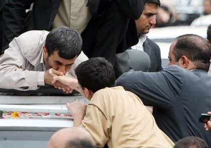در شبکه های اجتماعی، احمدی نژاد باشید